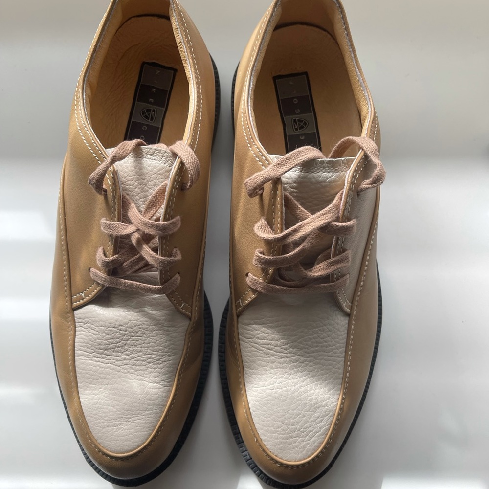 Nike women’s course air accel- golf shows size 7
